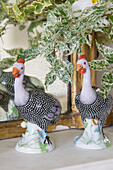 Zwei Hühner aus Keramik auf dem Kaminsims in einem Haus in Northamptonshire, England, UK