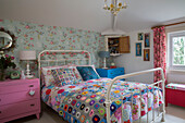 Buntes gehäkeltes Kissen auf dem Doppelbett im Schlafzimmer eines Cottage in Kidderminster Worcestershire England UK