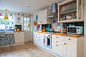 Tellergestell in einer farbenfrohen Cottage-Küche Kidderminster Worcestershire England UK