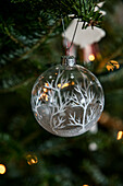 Glaskugel am Weihnachtsbaum in einem Haus in Cheshire, UK