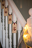 Geschenkanhänger am Treppengeländer in einem Haus in Cheshire UK