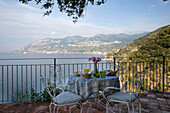 Blick vom schattigen Balkon einer Villa aus den 1970er Jahren an der italienischen Südwestküste