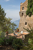Terrasse einer Küstenvilla an der Amalfiküste im Südwesten Italiens