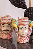 Neuartige Keramikvasen in einer italienischen Villa in Amalfi im Südwesten