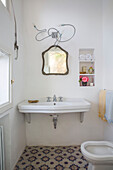 Weißes Waschbecken und Bidet mit eingelassenen Regalen in einer Villa an der Küste von Amalfi, Italien