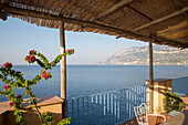 Blick auf die Küstenlinie vom Balkon einer italienischen Villa an der Amalfiküste