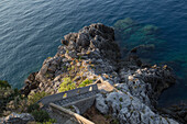 Treppenzugang zum Meer von einer italienischen Villa an der Amalfiküste