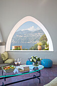 Blick durch ein Bogenfenster auf die Amalfiküste von einer italienischen Villa aus