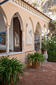 Große Topfpflanzen im Außenbereich einer italienischen Villa an der Amalfiküste