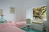 Zwillingsbetten mit Stuhl am Fenster einer italienischen Villa an der Amalfiküste