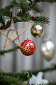Weihnachtskugeln und Stern am Weihnachtsbaum in einem Haus der Arts and Crafts in West Sussex, UK
