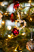 Herzförmiger Weihnachtsschmuck am Baum in einem Haus in Hampshire
