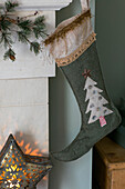Weihnachtsstrumpf mit Kerzenhalter aus Metall in einem Haus in Hampshire