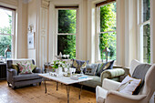 Marmor-Couchtisch mit Sofa und Sesseln in Erkerfenster eines Einfamilienhauses in Kent UK