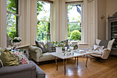 Marmor-Couchtisch mit Sofa und Sesseln in Erkerfenster eines Einfamilienhauses in Kent UK