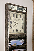 Antike Uhr und Zeitschriftenständer in einem Haus in der Dordogne Frankreich