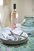 Besteck und Beistellteller mit Weinrose auf einem Tisch in einem Haus in Hampshire UK