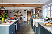 Neu gestaltete Küche, gestrichen in Hicks? Blau gestrichene Küche mit Kalksteinfußboden in einem denkmalgeschützten Cottage in Hampshire aus dem Jahr 1500