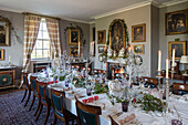 Silberbesteck und Efeu auf dem Tisch für das Weihnachtsessen in einem georgianischen Haus in Hertfordshire, England, UK