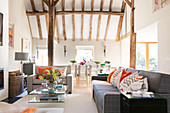 Sofa und Tisch im geräumigen Balkenwohnzimmer eines Hauses in Hampshire, England