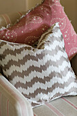 Gemusterte Kissen auf einem Sessel in einem Haus in Kent UK