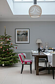 Esszimmerstuhl am Tisch mit Weihnachtsbaum in einem Haus in Hampshire UK