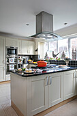 Küchenzeile in Bone mit schwarz gefliester Spritzwand in einem Neubau in Herefordshire, UK