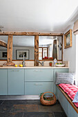 Hellgrüne Einbauküche mit Holzrahmen in einer Landhausküche in Kent UK