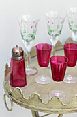 Bunte rosa Gläser auf einem Tisch in einem Haus in Sussex UK