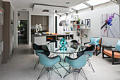 Tisch mit Glasplatte für sechs Personen in offener Küchenerweiterung eines Hauses in London UK