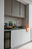 Minimalistische Küche mit Wasserhahn in einem Londoner Haus UK
