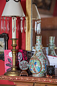 Chinesische Vase mit antiker Lampe auf dem Kaminsims in einem Haus in Sussex