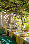 Mittagessen am Tisch unter der Pergola in einer italienischen Villa an der Amalfiküste Italien