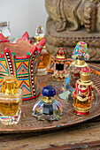 Dekorative Flaschen auf indischer Waffenkammer in französischem Schloss Lot et Garonne