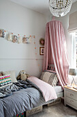 Mädchenzimmer mit Wendebettwäsche in grauem/rosa viktorianischem Reihenhaus Manchester UK