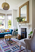Blaues Chesterfield-Sofa mit Kilim-Patchwork-Teppich in viktorianischem Reihenhaus Manchester UK