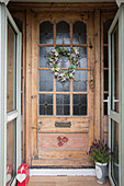 Originale Kiefernholztür aus den 1930er Jahren mit einem Kranz und schablonierten Blumen Barrow in Furness Cumbria UK