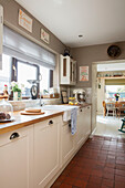 Küche im Shaker-Stil mit originalen Bodenfliesen in einem Haus in Derbyshire, Großbritannien