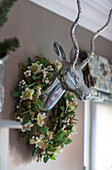 Weihnachtskranz auf silbernem Hirsch in einem Landhaus in Berkshire UK
