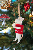 Maus-Dekoration im Weihnachtsbaum in Surrey, Großbritannien