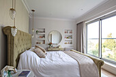 Chesterfield-Bett am großen Panoramafenster im Anbau einer viktorianischen Villa Tunbridge Wells Kent UK
