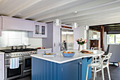 Blaue und lilafarbene Küche mit Herd aus Edelstahl Surrey, UK