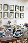 Botanische Drucke mit Mittagessen auf dem Tisch in einem edwardianischen Stadthaus im Südwesten Londons UK