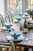 Gedeck mit Weißwein auf einem Tisch in einem edwardianischen Stadthaus im Südwesten Londons, UK