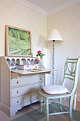 Schreibtisch und Stuhl in gedeckten Pastelltönen Southwest London UK