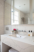 Waschbecken im Badezimmer mit Spiegel London UK