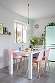 Rosafarbene Stühle am Esstisch im Küchenfenster Sussex UK