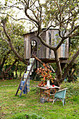 Hölzernes Baumhaus mit Leiter und Decken im Garten auf der Isle of Wight, UK