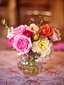 Vase mit Rosen im Spätsommer
