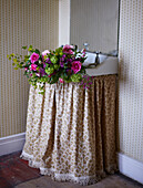 Vintage Blooms - Schnittblumen in einem Handwaschbecken mit einem Vintage-Vorhang und Tapete